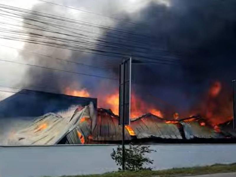 Un fuerte incendio se registra en una empresa dedicada a productos de madera en Choloma, Cortés. Los daños son cuantiosos y se reportó que los empleados salieron a tiempo.
