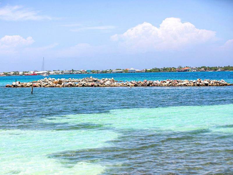 El rompeolas ayudará a evitar que el mar cause daños en la zona.