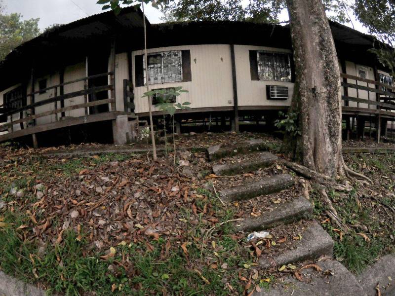Varios de los edificios del campamento La Laguna fueron construidos hace más de 40 años y todavía siguen de pie, pero por falta de mantenimiento hoy parecen casas de espantos.