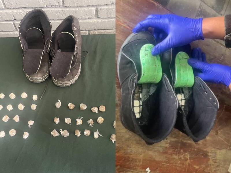Así habían sido colocados los envoltorios de droga, bajo las plantillas de los zapatos.