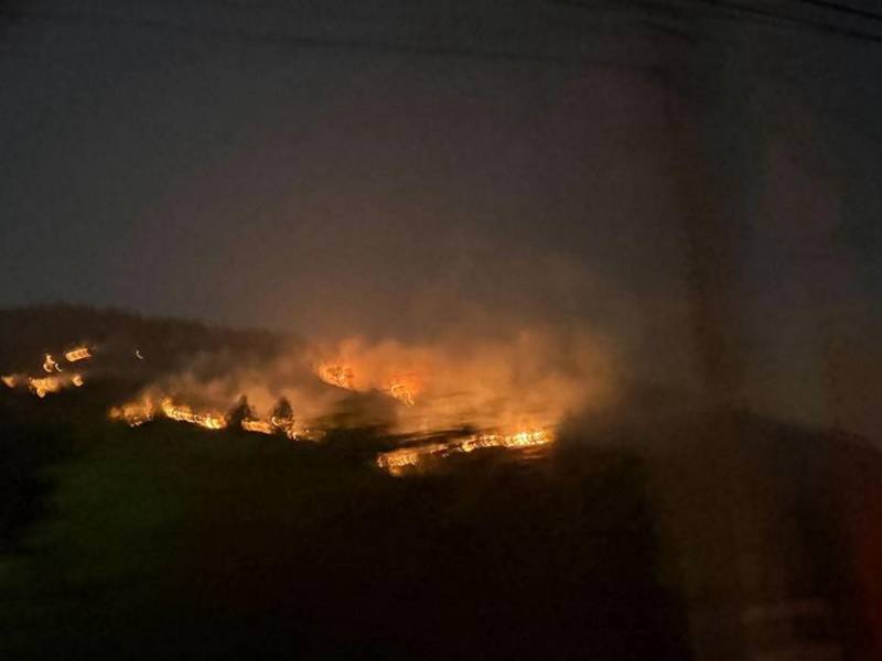 Hasta el momento no se reportan personas afectadas, pero las condiciones del incendio mantienen en alerta a los equipos de respuesta.