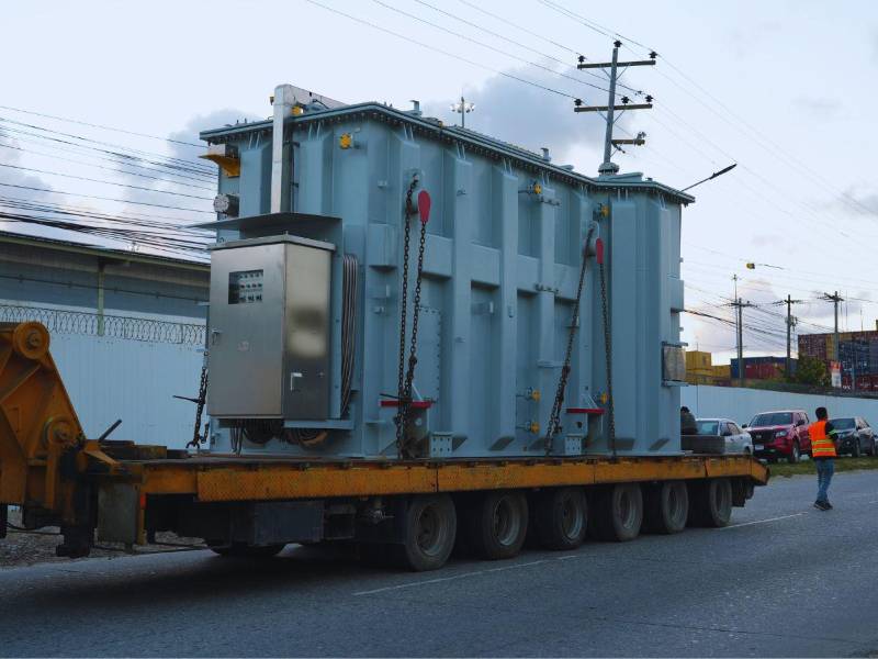 La ENEE avanza en la instalación de nuevos transformadores de alta capacidad para fortalecer el suministro eléctrico en todo el país.