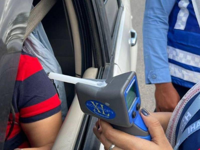 Semana Santa 2026 dejó 221 conductores positivos por alcohol en Honduras, con miles de pruebas realizadas y más de 3,700 licencias retenidas.