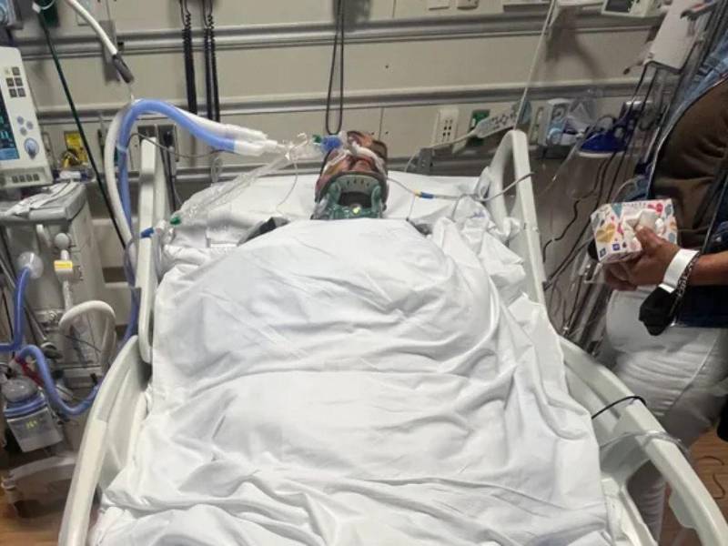 El migrante sufrió fracturas en el cráneo y el cuello, lo que le provocó un coma.