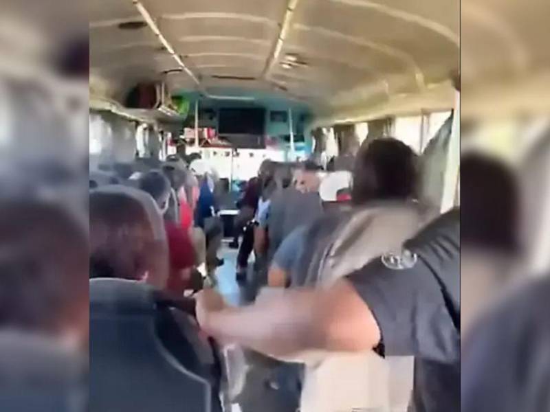 Video muestra el temor de los pasajeros durante un peligroso recorrido en autobús.