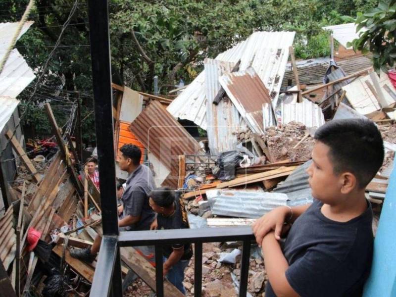 La mañana de este jueves, propietarios de las viviendas afectadas por el deslizamiento registrado en la colonia Villa Unión, sector 3, llegaron nuevamente a la zona para observar las condiciones en las que quedaron sus hogares.