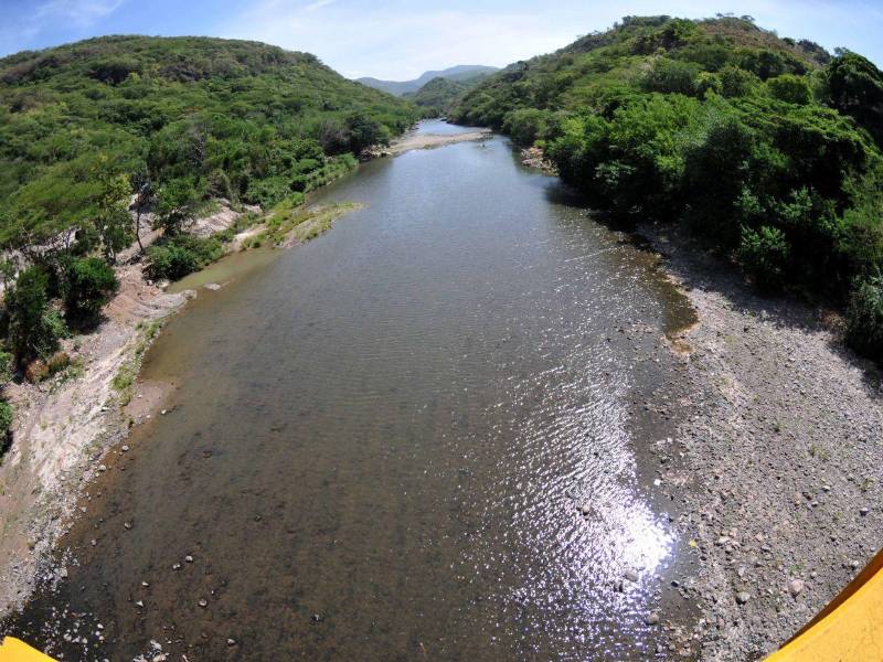 Algunos ríos se niegan a morir y de allí toman agua las personas, porque las fuentes potables ya se secaron.