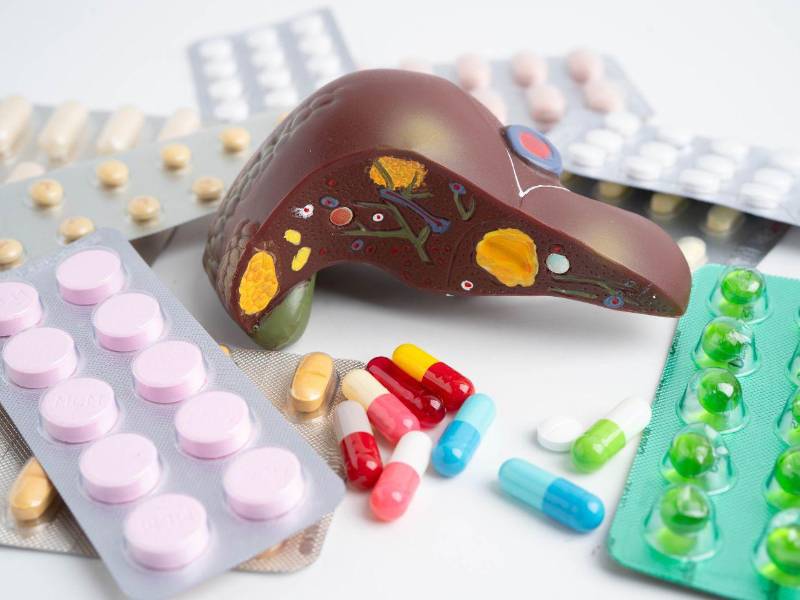 El hígado es el encargado de metabolizar medicamentos, suplementos y aditivos, por lo que el uso indiscriminado de estas sustancias puede sobrecargar su capacidad depurativa.