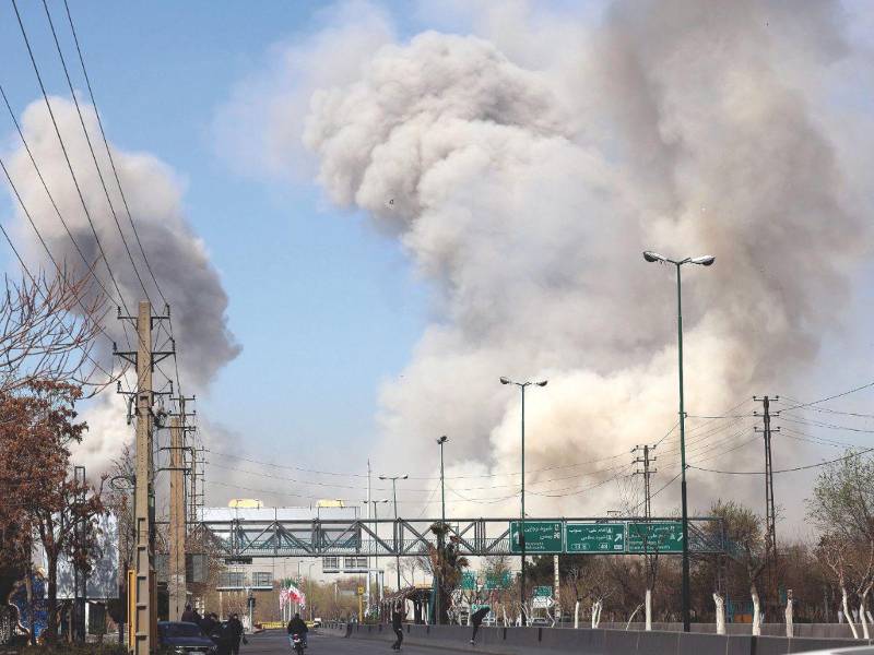 Ataques. En el sexto día de guerra en Oriente Medio, ayer jueves, persistieron los bombardeos israelíes contra Teherán y Beirut, pero la atención se centró en una posible extensión del conflicto a otros países fuera de la zona.