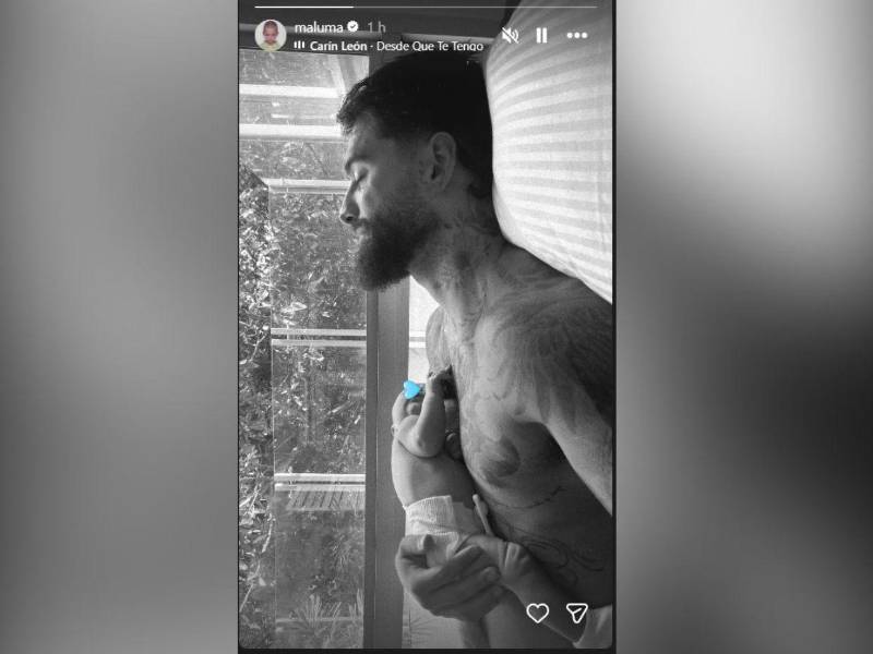 Esta tierna imagen del cantante con su bebé en brazos fue publicada en su perfil.