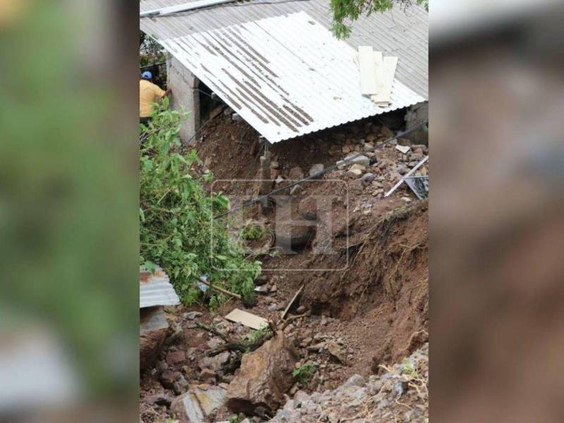 Las fotos evidencian la magnitud de los daños ocasionados por el deslizamiento en la Villa Unión, principalmente en las viviendas que quedaron cubiertas parcialmente por tierra.