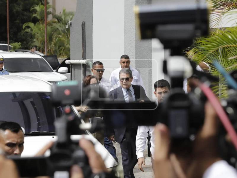 Momento en que el exmandatario arribó junto a su familia a la audiencia inicial por el caso Pandora II.