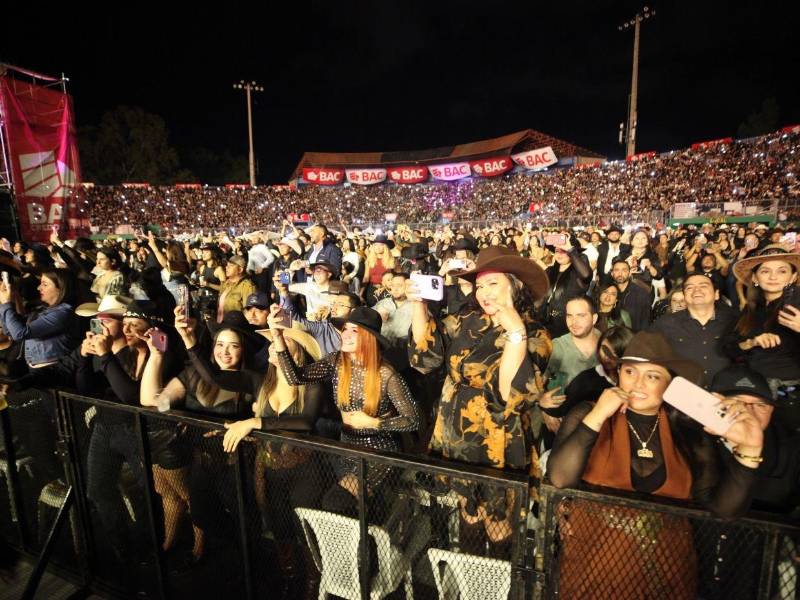Los asistentes, en su mayoría, se alinearon con la estética norteña del espectáculo, luciendo sombreros, botas y camisas de estilo tradicional. El cuero y el denim fueron lo más predominante.