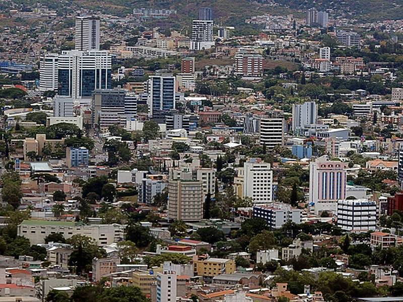 Muchas de las opciones de hospedaje de corta estancia en Tegucigalpa están ubicadas en torres, que forman parte del desarrollo urbano de la capital.