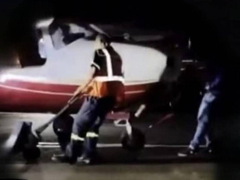 La aeronave tuvo que ser retirada de la pista al resultar dañada una de las llanas del tren de aterrizaje.