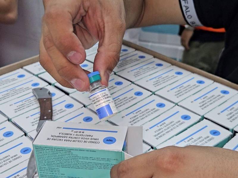 La vacuna contra el sarampión llegó este sábado al almacén de la Secretaría de Salud; las dosis serán usadas durante la campaña de vacunación.