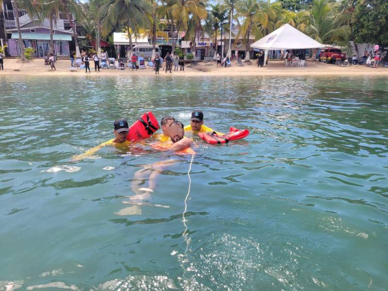 Gracias a la acción de los socorristas también fueron rescatados varios turistas que estaban a punto de ahogarse en diferentes playas.