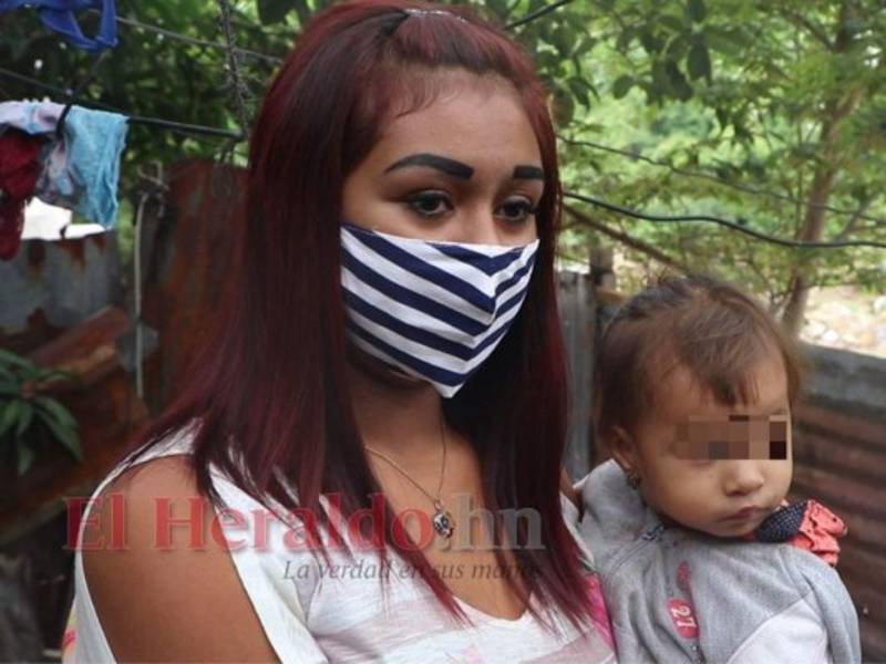 La joven de 19 años se muestra afligida al recordar los momentos de temor que vivió junto a sus pequeños y los otros siete integrantes de su familia. Foto: Aarón Canales/ EL HERALDO