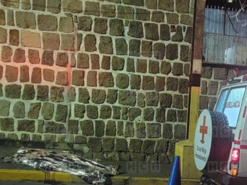 Una ambulancia llegó a la zona, sin embargo, los paramédicos confirmaron que la víctima no tenía signos vitales.