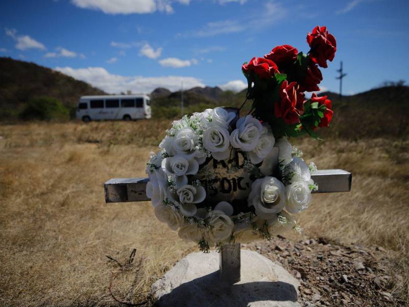Decenas de cruces de personas que han fallecido en accidentes resaltan a lo largo del Canal Seco.