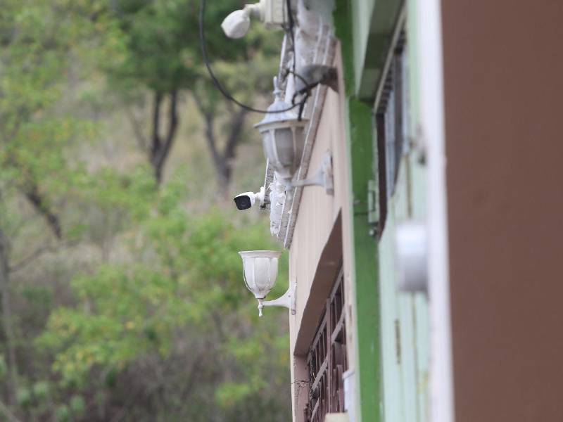 En toda la cuadra, cerca de dónde fue dejado el cuerpo hay varias cámaras de seguridad privada.