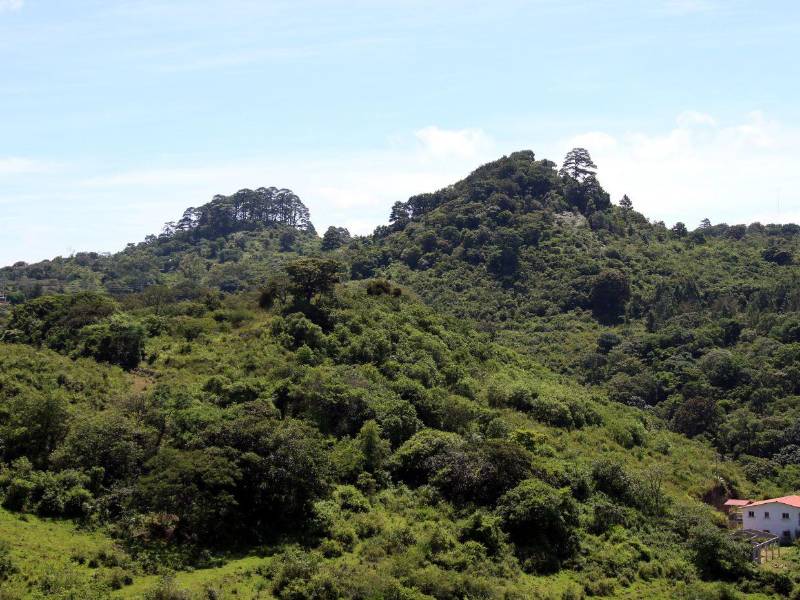 Los Cerritos de Ayasta, aparentes anomalías geológicas debido a su exactitud en forma, tamaño, volumen y ubicación contigua. Hay quienes opinan que esconden secretos, quizá pirámides o antiguos templos.
