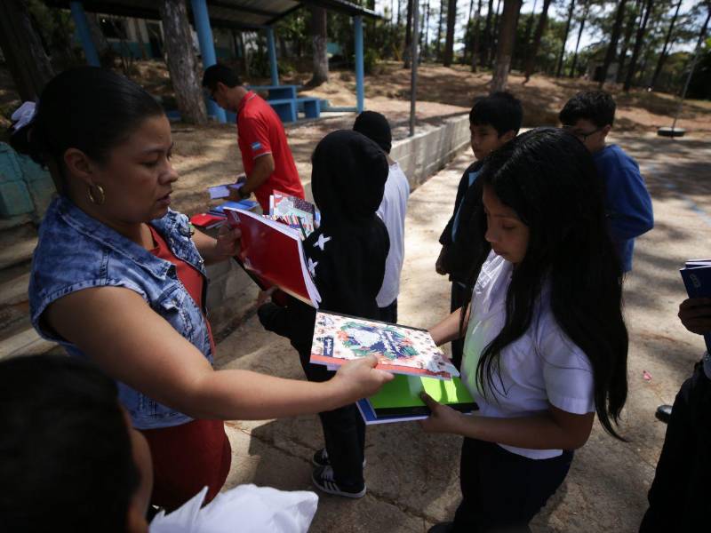 Las maestras del centro educativo también se sumaron a la actividad de entrega de los útiles escolares a los alumnos de los grados superiores.