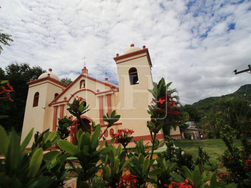En Lauterique son de la tesis que el asistir a misa o a un culto, ha llenado de valores morales y religiosos a su gente.