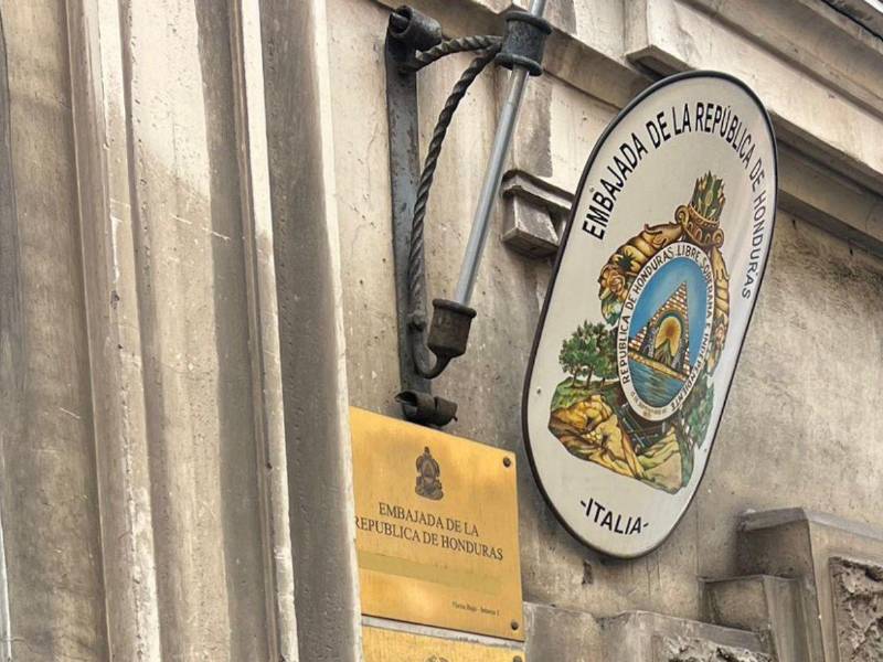 Los denunciantes aseguran que el embajador Pumpo nunca resolvió los problemas consulares de los hondureños en Italia.