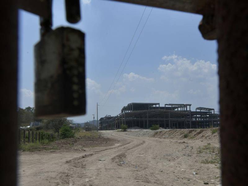 El plantel de la tercera etapa del Hospital General de Santa Bárbara permanece abandonado y bajo restricción de acceso por órdenes de la fiscalía.