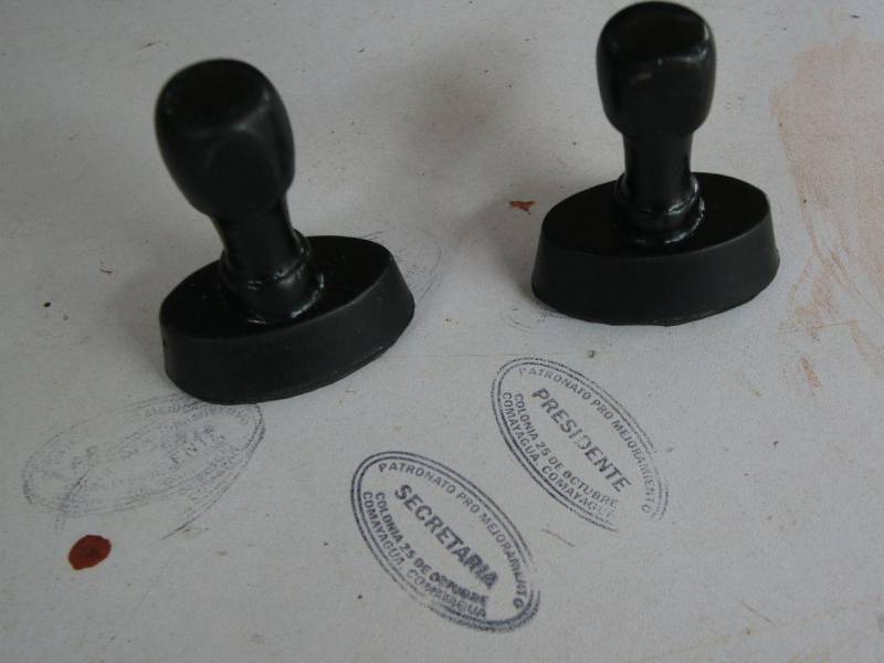 Sellos originales del Patronato Pro-Mejoramiento de la colonia 25 de Octubre, en Comayagua. Su diseño guarda una estrecha similitud con los sellos falsificados utilizados en las solicitudes presentadas ante Sedesol.