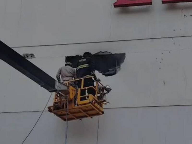 Elementos del Cuerpo de Bomberos controlaron un incendio en la bodega de una tienda dentro de Mall Premier, en Comayagüela, que afortunadamente no dejó lesionados. Se investiga qué provocó el siniestro.