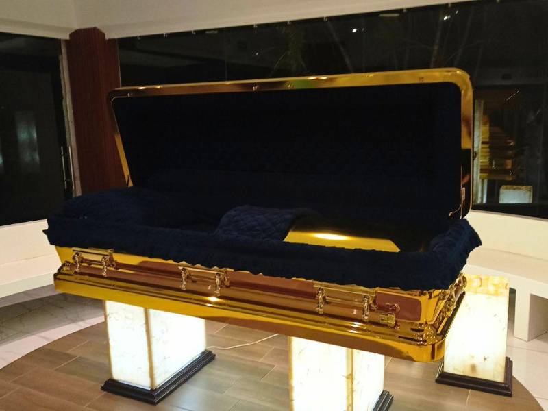 El ataúd modelo “Regal Gold”, vinculado a funerales de figuras del crimen organizado, comenzó a comercializarse en distintos estados de México como parte de la oferta de servicios funerarios de alta gama, con un costo que puede alcanzar los 200 mil pesos.