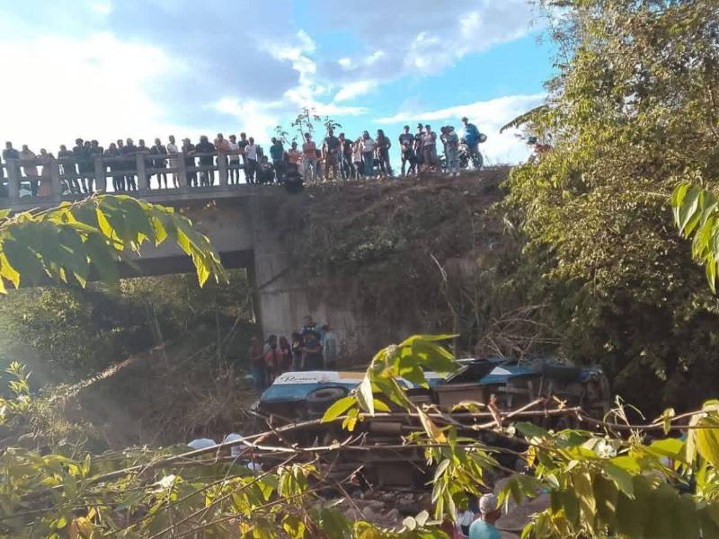 Un autobús que cubría la ruta La Libertad – Las Lajas sufrió un grave accidente este domingo en el sector de Candelaria, en el municipio de La Libertad, Comayagua, al precipitarse a una hondonada, dejando al menos 16 personas heridas, según reportes preliminares.