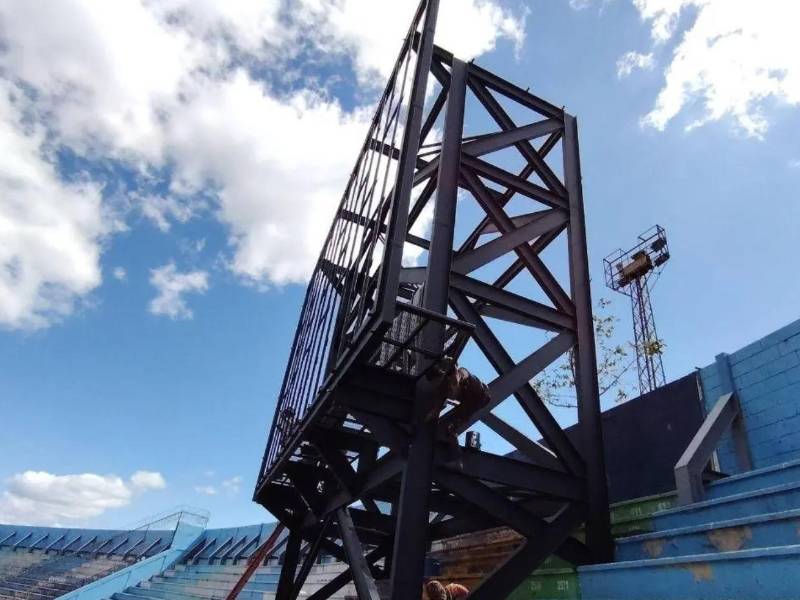 El estadio Nacional Jose de la Paz Herrera de Tegucigalpa, sigue recibiendo mejoras y ahora está por terminar la instalación de la pantalla LED.