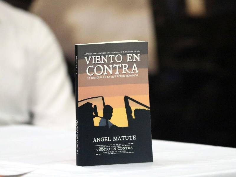 A punto de estrenar su película Viento en Contra, Ángel Matute presentó el libro que la acompaña: una mirada más profunda a la guerra de 1969 entre Honduras y El Salvador.