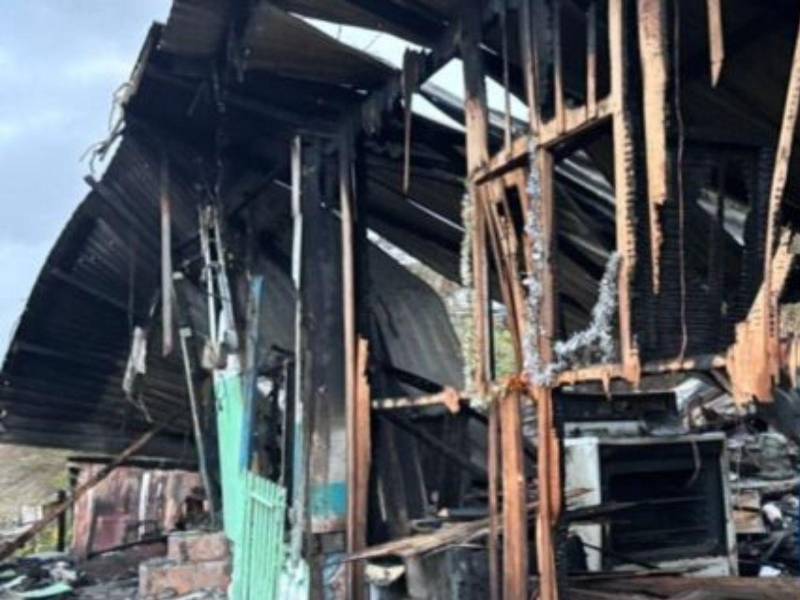 De acuerdo con los testimonios, el fuego se originó en una de las viviendas ubicadas en medio del predio.