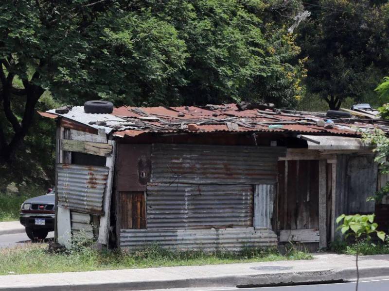 Josúe Esperanza, portavoz de la Policía Municipal, aseguró que las calles y aceras deben permanecer libres para permitir el tránsito de peatones y vehículos.