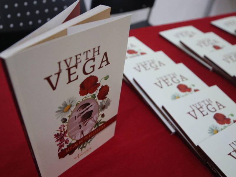 Álbum de fotografías, escrito en prosa poética, fue presentado en el Centro Cultural de España en Tegucigalpa (CCET) el jueves 4 de junio de 2026. Está a la venta en Librería Guaymuras.