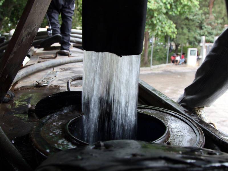 El precio por barril de agua ronda entre 50 y 100 lempiras en distintos puntos de la capital.