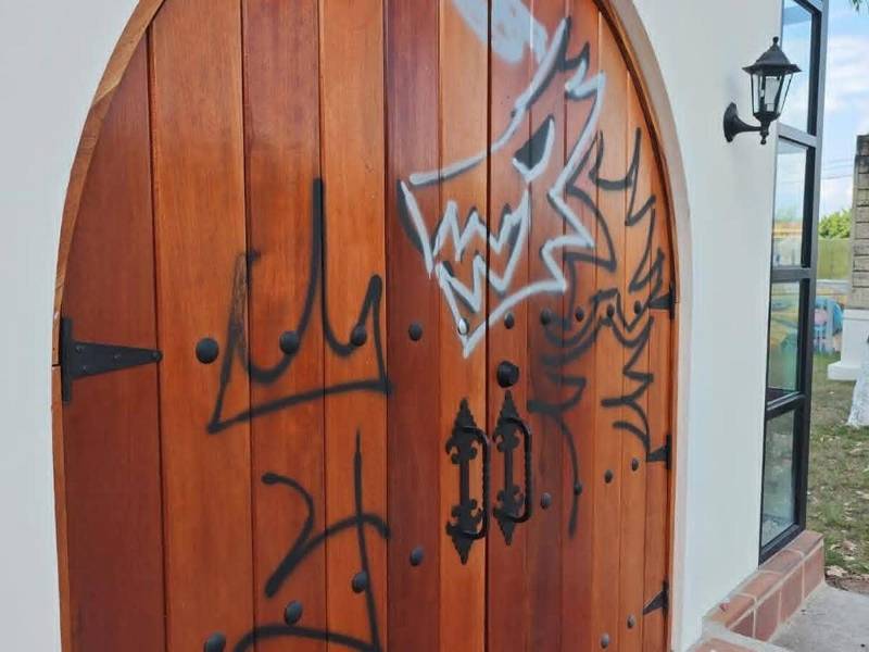 Uno de los grafitis que plasmó el joven en un sitio turístico de Santa Rosa de Copán.