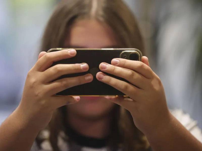 Francia se convirtió en el primer país europeo en prohibir el acceso a redes sociales a menores de 15 años.