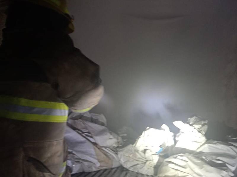 Video: incendio consume contenedor de la morgue capitalina; había cadáveres adentro