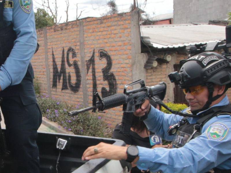 La icónica sigla de la MS-13 pintada en un muro de la capital recuerda el control silencioso que imponen las maras. Tegucigalpa y Comayagüela apenas cuentan solo 1,446 agentes para resguardar a 1.3 millones de capitalinos.