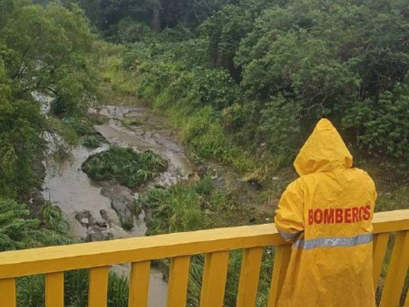 Además del incidente en Los Pinos, los bomberos realizaron una inspección en la colonia Reynel Fúnes, donde una quebrada crecida provocó una inundación.