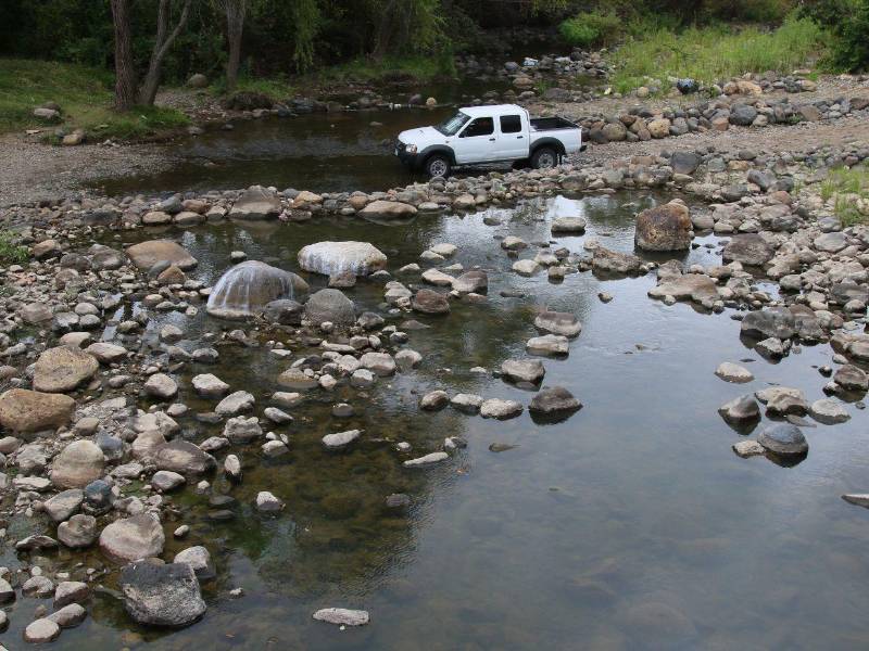 La camioneta de EL HERALDO Plus avanza sobre el río Guacerique, a la altura de la aldea El Empedrado, un tramo que la histórica sequía de este año transformó en una carretera de piedras.