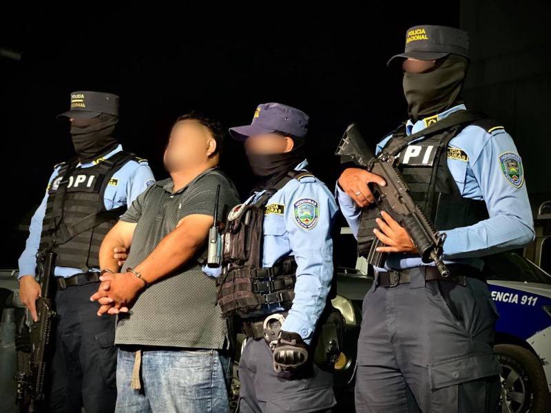 Autoridades policiales capturaron a un taxista denunciado por asaltos a pasajeros.