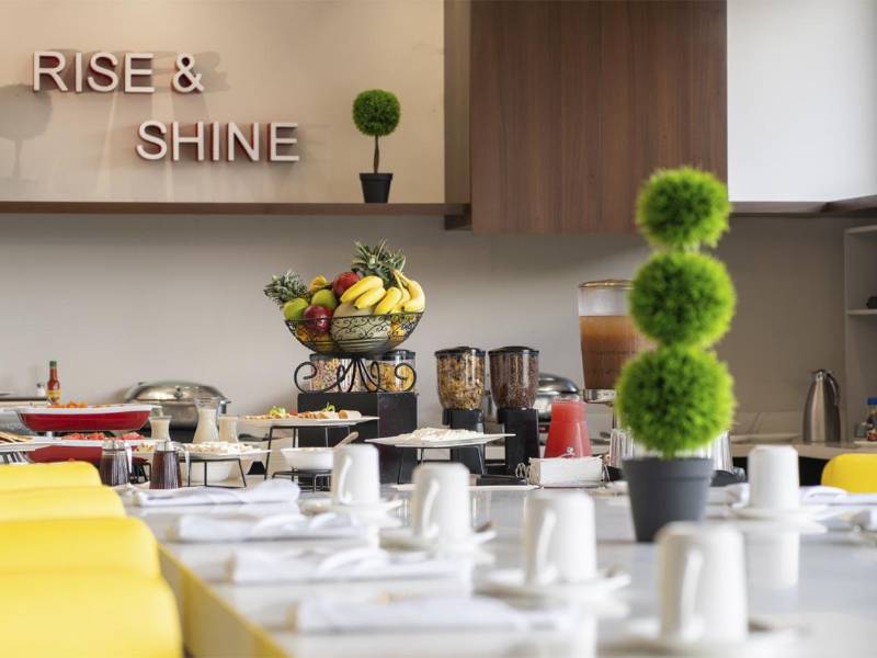 Los huéspedes disfrutan de desayuno buffet incluido en un ambiente cómodo y funcional.