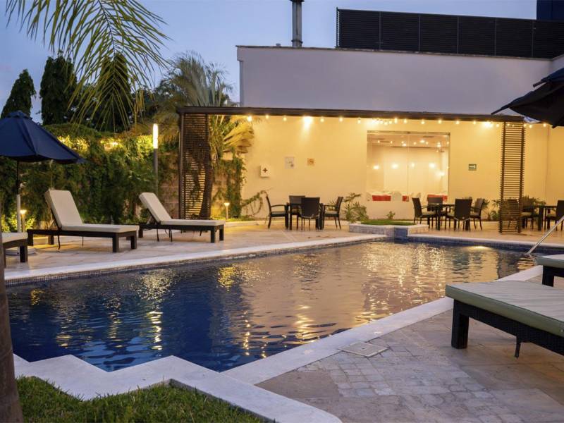 Área de piscina con jacuzzi del Comfort Inn Tegucigalpa, un espacio diseñado para el descanso y bienestar de los huéspedes.