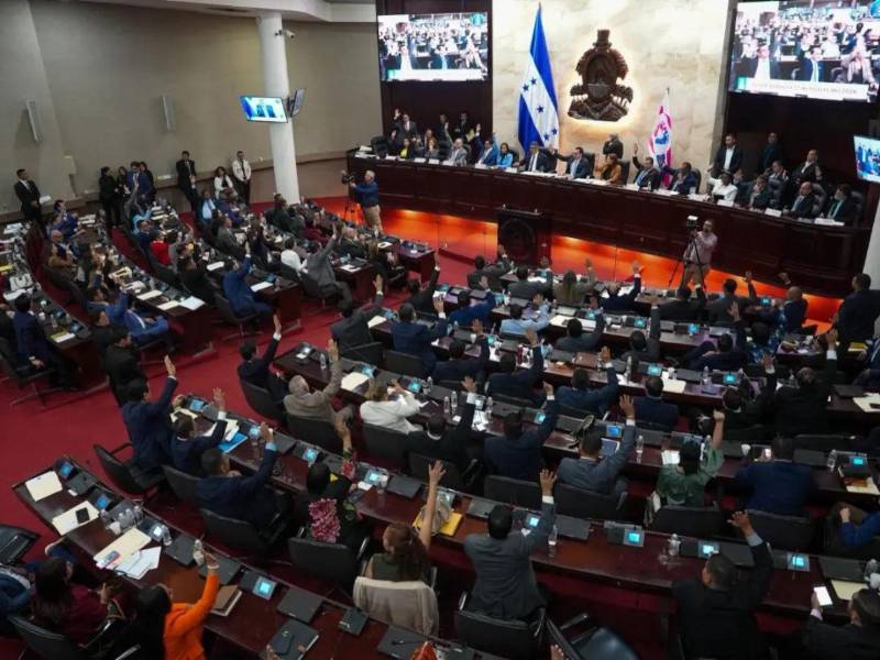 El Congreso Nacional exige cuentas por desastrosa relación con China e invasión de cónsules.